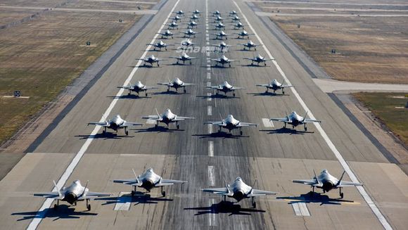 F35B战机大象漫步