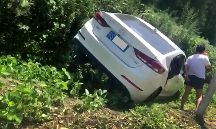 女司机驾车翻入陡坡半悬空卡车内 遇巡逻民警获救