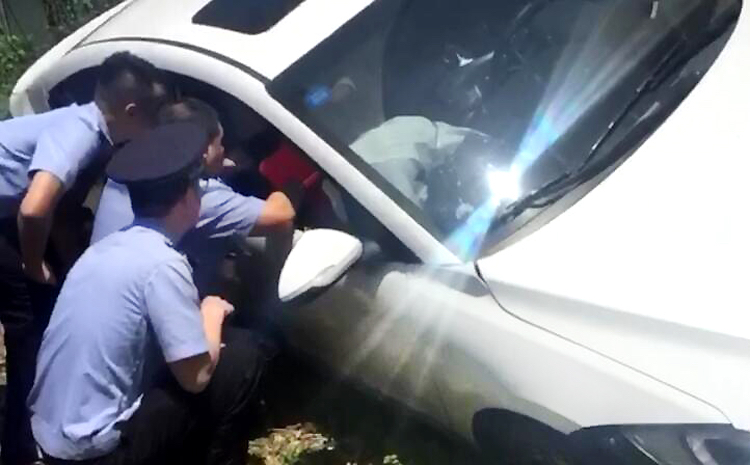 女司机驾车翻入陡坡半悬空卡车内 遇巡逻民警获救