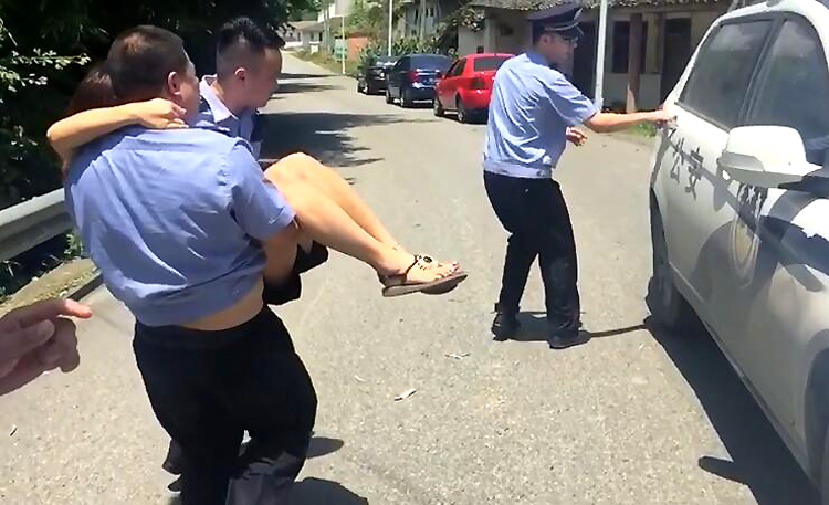 女司机驾车翻入陡坡半悬空卡车内 遇巡逻民警获救