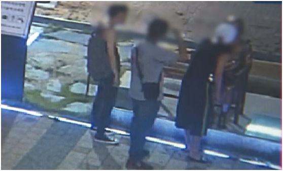 韩国抓住向慰安妇雕像吐口水的日本人 结果尴尬