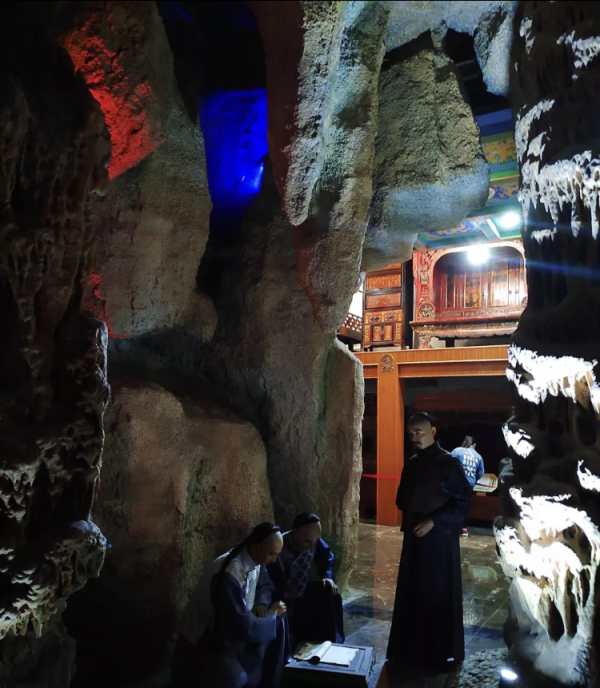 安徽墓地老板博物馆里开酒店 养巨型娃娃鱼和孔雀