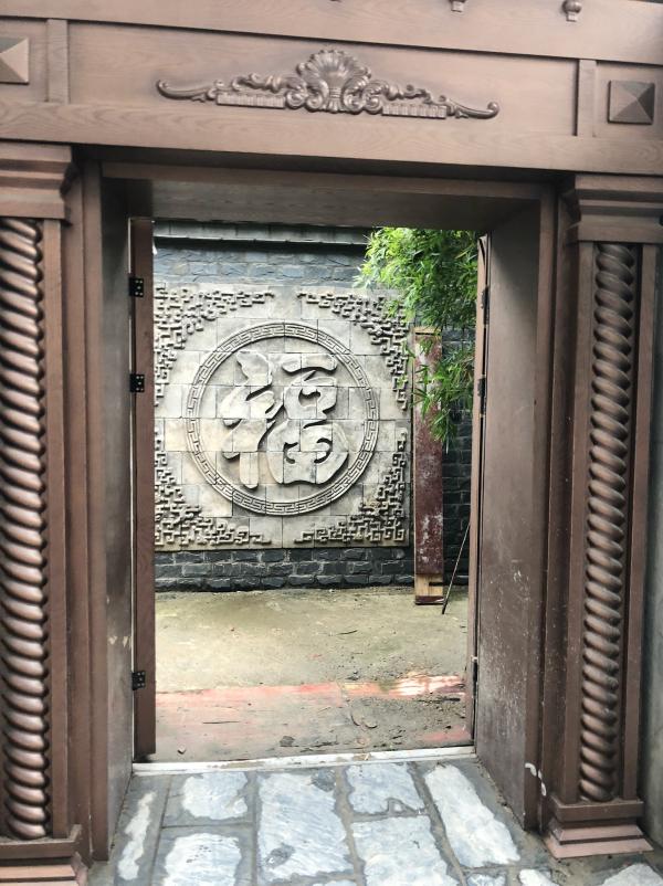 安徽墓地老板博物馆里开酒店 养巨型娃娃鱼和孔雀