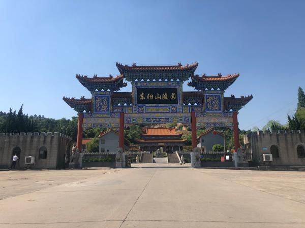 安徽墓地老板博物馆里开酒店 养巨型娃娃鱼和孔雀