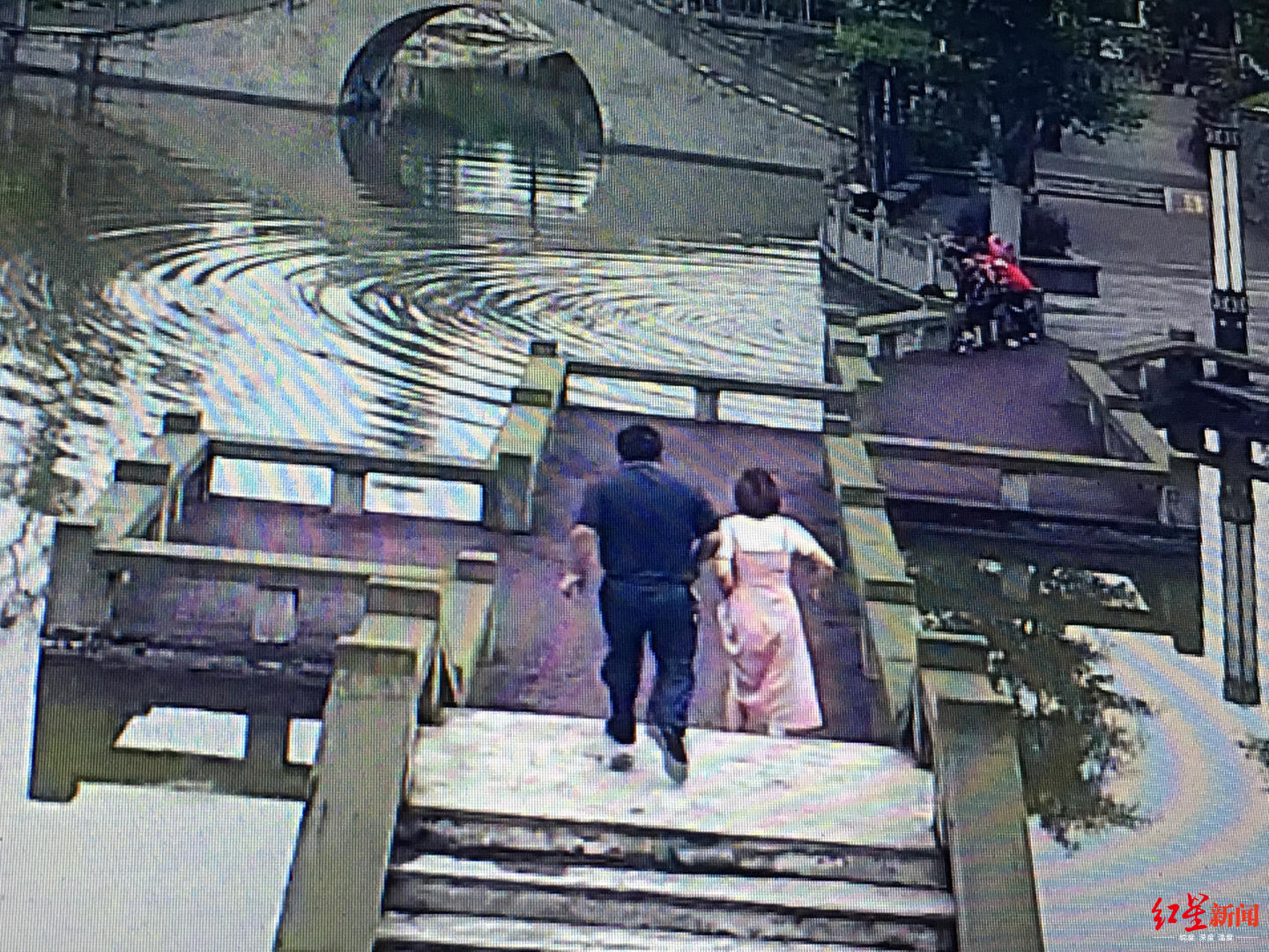 矮哥柳星明(黑衣)奔向事发地。